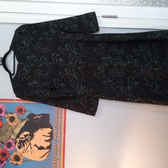 Lark & Ro Black and Green Leopard Print Long Sleeve Midi Dress - Picture 16 of 16